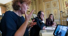 François Hollande Teste Elioz, Notre Solution De Relais Téléphonique Pour Toutes Les Personnes En Difficulté Professionnelle Avec La Communication.