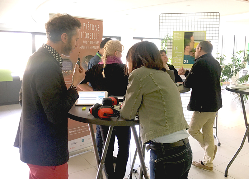 Action de sensibilisation au handicap auditif par Le Messageur pour l'entreprise Schneider Electric en région Rhône Alpes
