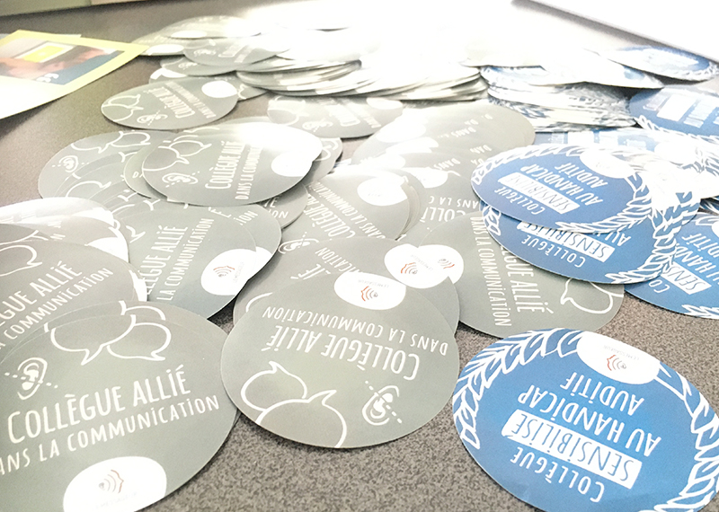 Stickers "collègue sensibilisé au handicap auditif" remis lors d'une sensibilisation en entreprise sur le thème de la surdité