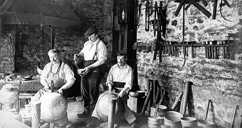 Des ouvriers du cuivre de l'atelier Roblin Loyer à Villedieu-les-Poêles en 1900