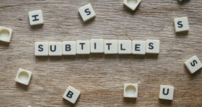 Mise En Scène Avec Des Lettres De Scrabble. Il Est écrit "subtitles", "sous-titres" En Anglais.