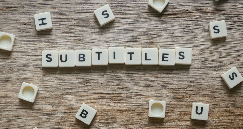 Mise en scène avec des lettres de Scrabble. Il est écrit "subtitles", "sous-titres" en anglais.