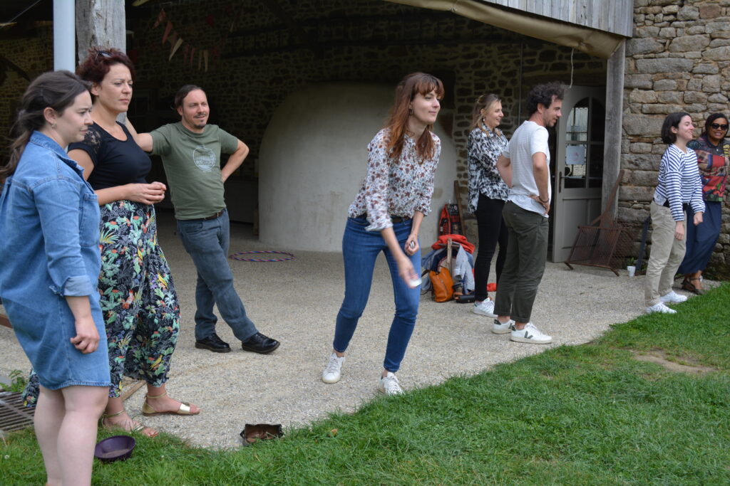 Solène, consultante, formatrice et responsable communication, joue au palet breton. 