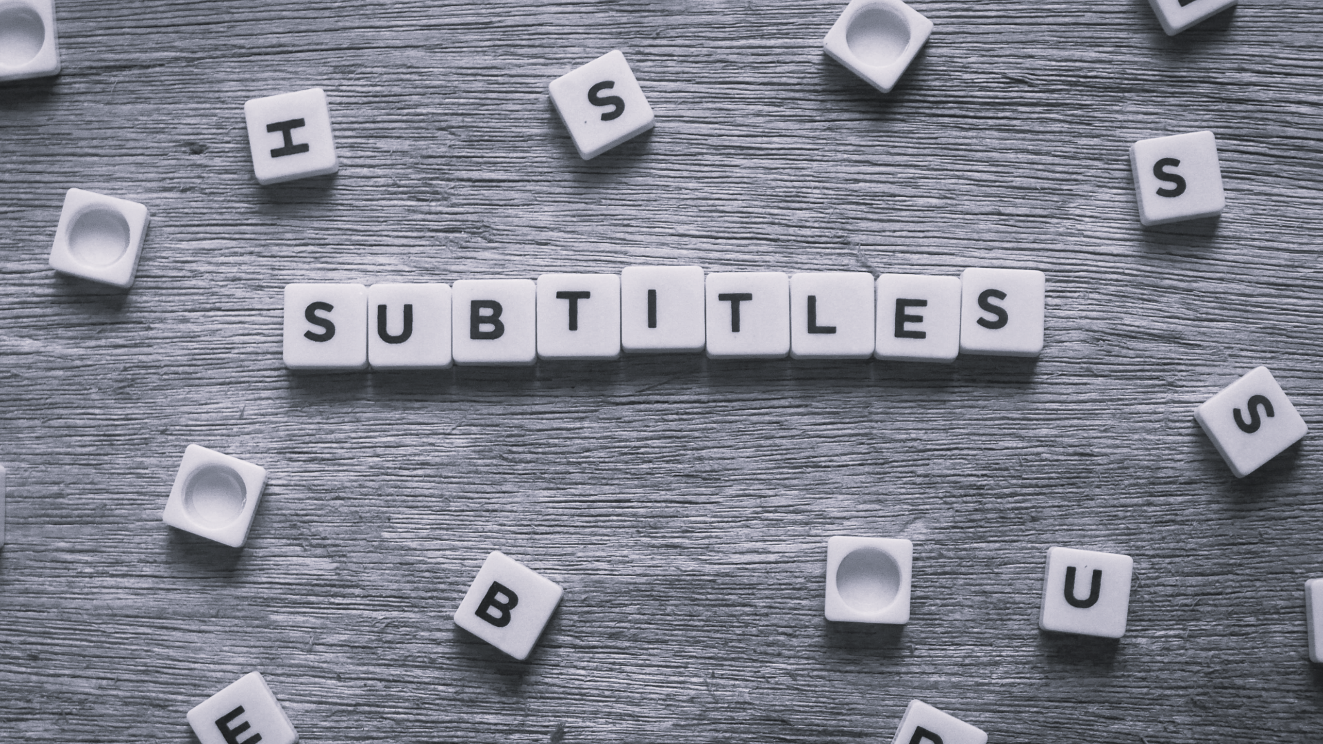 "Subtitles" écrit en lettres de Scrabble.